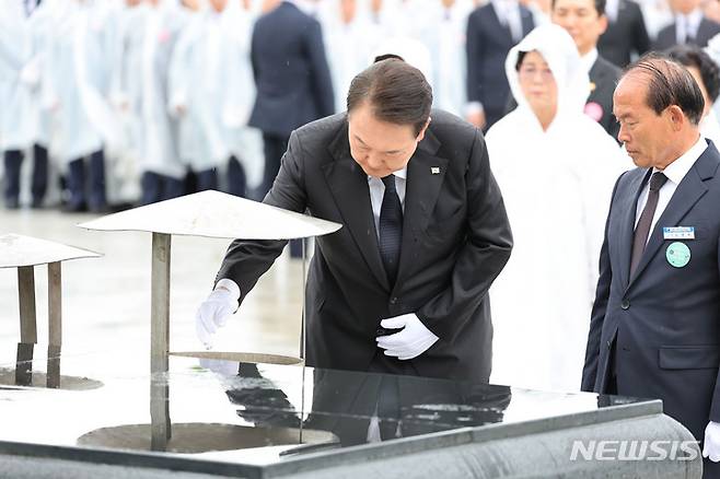 [광주=뉴시스] 홍효식 기자 = 윤석열 대통령이 18일 광주 북구 국립5·18민주묘지에서 열린 제43주년 5·18민주화운동 기념식에서 분향하고 있다. (대통령실통신사진기자단) 2023.05.18. yesphoto@newsis.com