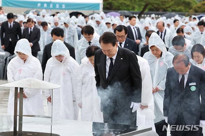 [광주=뉴시스] 홍효식 기자 = 윤석열 대통령이 18일 광주 북구 국립5·18민주묘지에서 열린 제43주년 5·18민주화운동 기념식에서 묵념하고 있다. (대통령실통신사진기자단) 2023.05.18. yesphoto@newsis.com