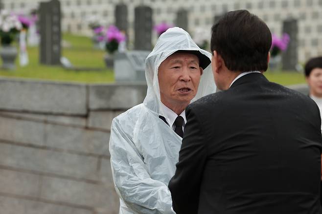 [광주=뉴시스] 윤석열 대통령이 18일 광주 북구 국립5·18민주묘지에서 열린 제43주년 5·18민주화운동 기념식을 마친 뒤 고 정윤식 열사 묘소를 찾아 유족을 위로하고 있다. (사진=대통령실 제공) 2023.05.18. photo@newsis.com *재판매 및 DB 금지