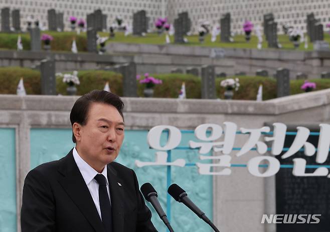 [광주=뉴시스] 홍효식 기자 = 윤석열 대통령이 18일 광주 북구 국립5·18민주묘지에서 열린 제43주년 5·18민주화운동 기념식에서 기념사를 하고 있다. (대통령실통신사진기자단) 2023.05.18. yesphoto@newsis.com