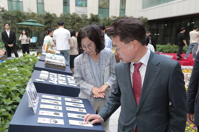 육동한 춘천시장이 제1회 춘천시 관광기념품 공모전에서 대상을 수상한 권혁수씨의 작품 '책갈피 시리즈'를  보고있다. 춘천시 제공