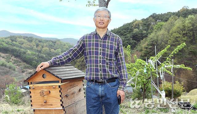 송인택 변호사가 꿀벌목장 시범단지 앞에서 꿀벌을 위한 밀원숲 조성 필요성을 강조하고 있다. 영동=김원철 프리랜서 기자
