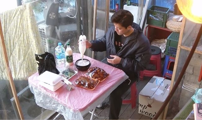 Kim Dae-ho, an announcer, has been carefully focused on the interest of the announcer.Kim Dae-ho announcer recently unveiled his daily life on MBCs announcers office YouTube channel News Anhani and the news channel 14F Ilsaef content 4spring season.His walk, like a natural person in a detached house with rocks at the end of Mount Inwang, was well received as a human being who broke the framework of Announcer, and MBC entertainment program I Live Alone appeared.On the afternoon of the 17th, I met him at a cafe in Sangam-dong, Mapo-gu, Seoul.The video of Kim Dae-ho announcers simple house, which was settled in advance for the retirement allowance in Seodaemun-gu, Seodaemun-gu, Seoul, is looking at 3.8 million views on YouTube.In addition, most of the YouTube videos in which Kim Dae-ho appears are easily over 1 million views. In fact, Kim Dae-ho once testified that he started YouTube. I could not work hard without interest.If you do not like it, you may not do it at first. Kim Dae-ho was persuaded by an announcers office colleagues, and the production team of 4spring season once again proposed a refined plan, and his story, such as Kim Dae-ho, Hongje-dong, was revealed to the public.On weekdays, Kim Dae-ho announces Live Broadcast Tonight live. Naturally, his schedule was taken before and after the live broadcast or by taking a break on the weekend.Especially, he has been broadcasting for 12 years as an announcer, but he has not received professional help to receive schedule management as an entertainer.Im working as soon as I get a call from the company, but I cant do anything and do nothing, so Im trying to do what I can, he said. For the first time, Im working on a timetable.There is also a situation where Hyundai comes to the schedule which is repeated without any big compensation.Nonetheless, Kim Dae-ho announcer said, I am 40 years old and I am trying to do something because I am grateful to find it when I am willing to live the remaining 40 years more interesting and colorful than before.I keep thinking that good is good, and sometimes Hyunta comes and sometimes it gets better, but in the end, YouTube is also what I chose. Living like this is like my Choices, he said.He said, When I first saw the reaction to the video, I thought, Where am I funny? And What do you want to know about me?Now I heard a lot of words here and there, and I thought, I can do that. I just wanted to live as I lived, but I wanted to know what was different. Its been 12 years since he was selected as an MBC announcer through Super Rookie in 2011, but he has not changed.Of course, unlike the time of Super Rookie, which was vaguely challenged, there was a time when the crisis of leaving the company was overcome by the leave of absence and the mind was caught up.Kim Dae-ho announcer said, There is a change in society, and the organization of broadcasting companies seems to have changed more flexibly than other companies.I am grateful that there are many people who respect diversity and express it as unique rather than strange. The current wind of Kim Dae-ho announcer is I want you to look at me without Misunderstood. He said, Now I am The Speech to show me honestly, and I am showing you what I have always done.However, the person I am may be uncomfortable and uncomfortable for some people. I may be able to do something wrong, but I would like you to look at the other part as it is. In addition, he said, I am very satisfied with showing and accepting me. I do not like to keep it in my mind. I do not like to say anything and solve it.So I hope that those who see it will be as good as it is good, and as bad as it is bad.  If you look at me for Killing Time and smile at Haru for a moment, I am very grateful. Kim Dae-ho said, Im so proud that strangers can see me and smile at Haru even for a moment. Im The Speech, so Id like to ask you to look at my life without Misunderstood.Even though he has 12 years of experience in broadcasting, he will not be ignorant of the value of the attention that has been poured out. The simple and simple wind has made him more supportive.Providing MBC.