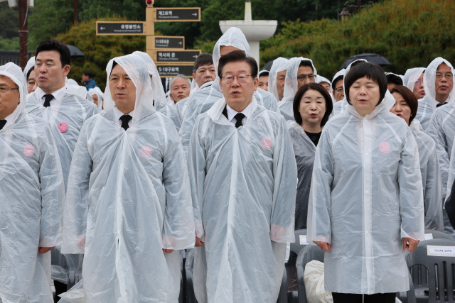 ▲국민의힘 김기현 대표, 더불어민주당 이재명 대표, 정의당 이정미 대표 등이 18일 광주 북구 국립5·18민주묘지에서 열린 제43주년 5·18민주화운동 기념식에서 애국가를 부르고 있다. ⓒ연합뉴스