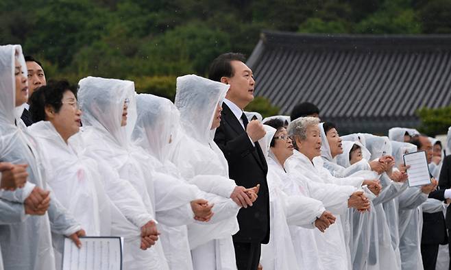 윤석열 대통령이 18일 광주 북구 국립5·18민주묘지에서 열린 제43주년 5·18민주화운동 기념식에서 님을 위한 행진곡을 제창하고 있다. 대통령실 제공