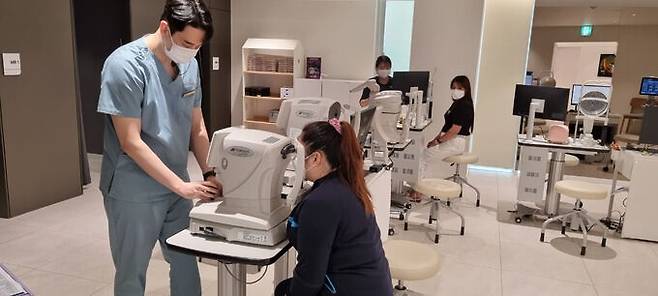 서울 강남구 소재 노블안과에서 안과시술을 필요로 하는 포항지역 다문화가정 가족이 안과검진을 하고 있다.