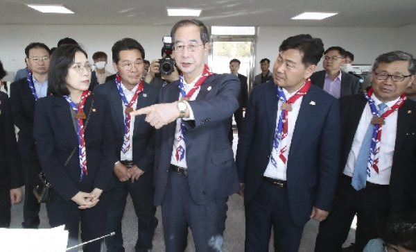 한덕수 국무총리가 지난 17일 전북 부안군 새만금 세계잼버리 개최지 현장을 방문해 잼버리대회 준비상황 등을 점검했다. 사진제공ㅣ전북도