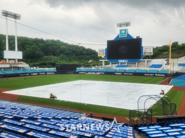 18일 비가 내리는 대구 삼성라이온즈파크 전경. /사진=안호근 기자