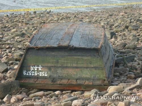 서해 바닷가에 밀려온 북한어선 [기사 내용과 직접적인 연관 없음]