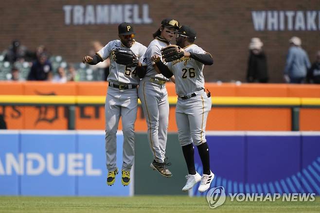 8-0 완승 후 동료 외야수와 펄쩍 뛰며 승리 세리머니 하는 배지환(가운데)  [AP=연합뉴스]