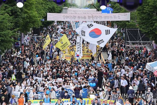 5·18 43주년 행진 '도청을 향해' (광주=연합뉴스) 정회성 기자 = 17일 오후 광주 동구 금남로에서 5·18 민주화운동 43주년 전야제 민주대행진이 열리고 있다. 2023.5.17 [공동 취재] hs@yna.co.kr