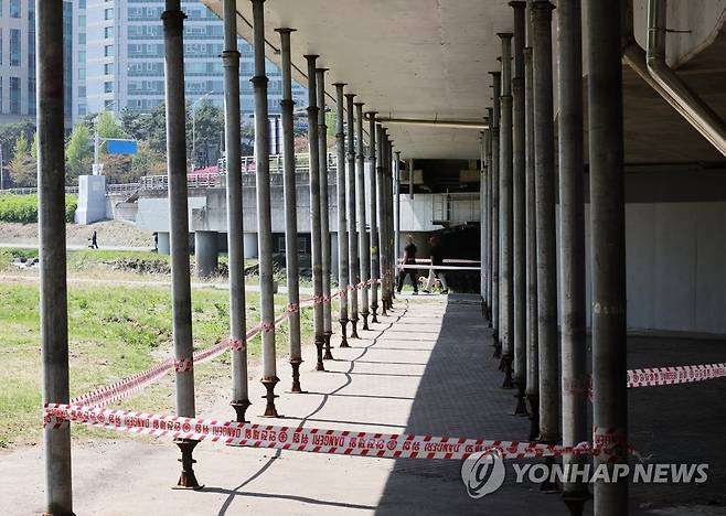 교량 보행로 아래 설치된 임시 지지대 (성남=연합뉴스) 홍기원 기자 = 9일 경기도 성남시 궁내교 보행로 아래에 하중 분산을 위한 임시 지지대(잭 서포트)가 설치돼 있다. 
    성남시는 지난 5일 발생한 분당 정자교 보행로 붕괴 사고를 계기로 9일까지 탄천 교량 16곳에 임시 구조물을 설치할 방침이다. 2023.4.9 xanadu@yna.co.kr