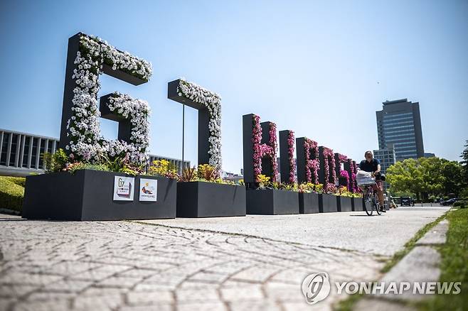 日 히로시마 거리에 설치된 G7 정상회의 기념 조형물 (히로시마 AFP=연합뉴스) 17일 일본 히로시마의 평화기념공원에 주요 7개국(G7) 정상회의를 기념하는 조형물이 설치돼 있다. 이번 회의는 오는 19일부터 21일까지 열린다. 2023.05.17 clynnkim@yna.co.kr