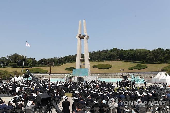 5·18 42주년 기념식 (광주=연합뉴스) 정회성 기자 = 18일 오전 광주 북구 운정동 국립 5·18민주묘지에서 5·18 민주화운동 42주년 기념식이 열리고 있다. 2022.5.18 hs@yna.co.kr