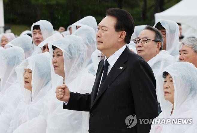 님을 위한 행진곡 제창하는 윤석열 대통령 (광주=연합뉴스) 진성철 기자 = 윤석열 대통령이 18일 광주 북구 국립5·18민주묘지에서 열린 제43주년 5·18민주화운동 기념식에서 님을 위한 행진곡을 제창하고 있다. 2023.5.18 zjin@yna.co.kr