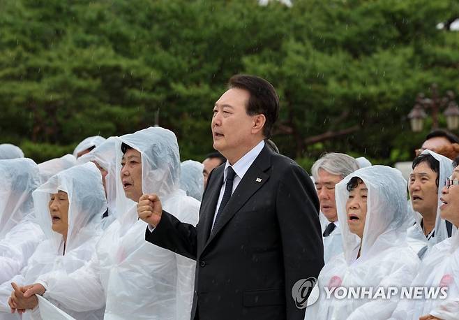 윤석열 대통령, '님을 위한 행진곡' 제창 (광주=연합뉴스) 진성철 기자 = 윤석열 대통령이 18일 광주 북구 국립5·18민주묘지에서 열린 제43주년 5·18민주화운동 기념식에서 오월어머니회 회원들과 함께 '님을 위한 행진곡'을 제창하고 있다. 2023.5.18 zjin@yna.co.kr