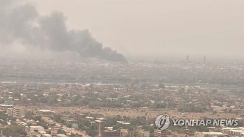 수단 수도 하르툼 인근에서 피어오르는 연기 [로이터 연합뉴스 자료사진] photo@yna.co.kr