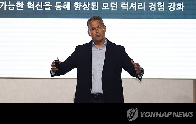 재규어 랜드로버 코리아 기자간담회 (서울=연합뉴스) 류효림 기자 = 레너드 후르닉 재규어 랜드로버 최고 사업 책임자(CCO)가 18일 오후 서울 송파구 시그니엘 서울에서 열린 재규어랜드로버 기자간담회에서 재규어 랜드로버 전동화 전환 계획에 관해 발표하고 있다. 2023.5.18 ryousanta@yna.co.kr