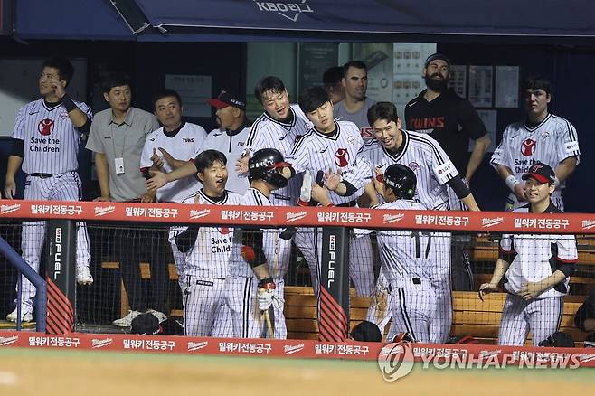 LG 더그아웃은 축제 분위기 [연합뉴스 자료사진]