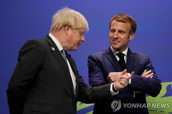 보리스 존슨 전 영국 총리와 에마뉘엘 마크롱 프랑스 대통령 [AFP 연합뉴스 자료사진. 재판매 및 DB 금지]