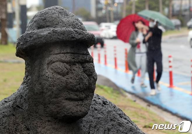 제주 산지와 동부지역에 호우주의보가 발효된 18일 오후 제주시 함덕해수욕장에서 관광객들이 비와 강풍을 피해 발걸음을 옮기고 있다. 2023.5.18/뉴스1