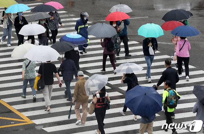 비가 내리는 18일 오전 부산 동래구 도시철도 동래역 앞에서 우산을 쓴 시민들이 발걸음을 재촉하고 있다. 2023.5.18/뉴스1