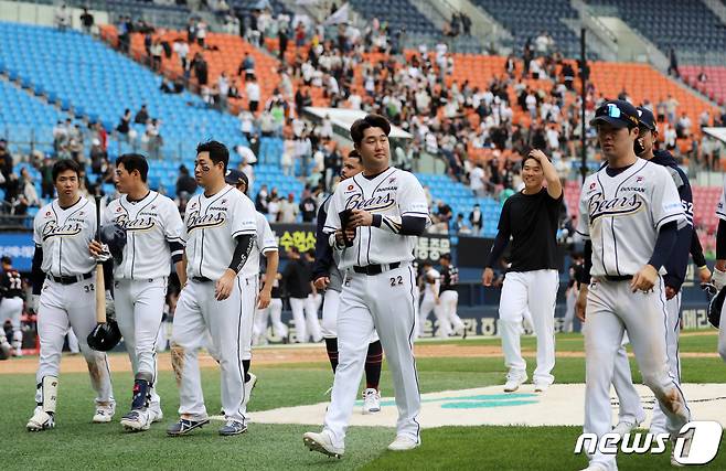 23일 오후 서울 송파구 잠실야구장에서 열린 2023 신한 SOL KBO리그 kt 위즈와 두산 베어스의 경기, 1대1로 무승부를 기록한 두산 선수들이 경기 후 아쉬운 표정을 지으며 그라운드를 빠져나가고 있다. 2023.4.23/뉴스1 ⓒ News1 김진환 기자