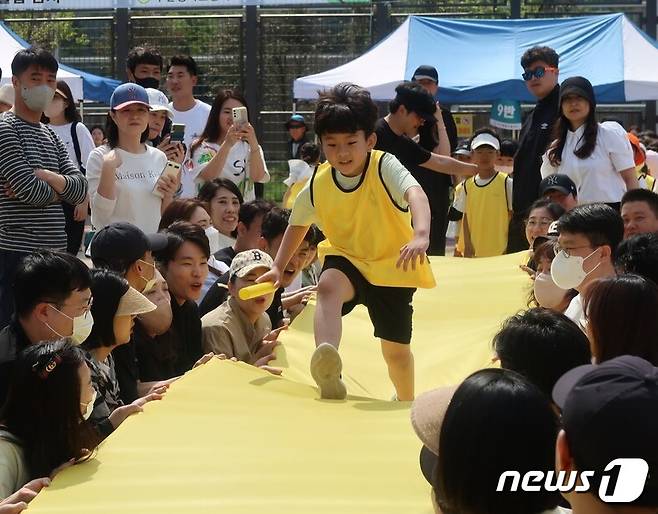 무안 행복초등학교 (교장 심재호)- 11일 운동회에 참가한 학생이 팽팽하게 잡아당긴 천 위를 걸어가는 '구름다리 건너기'놀이를 하고 있다.(전남도교육청 제공)/뉴스1