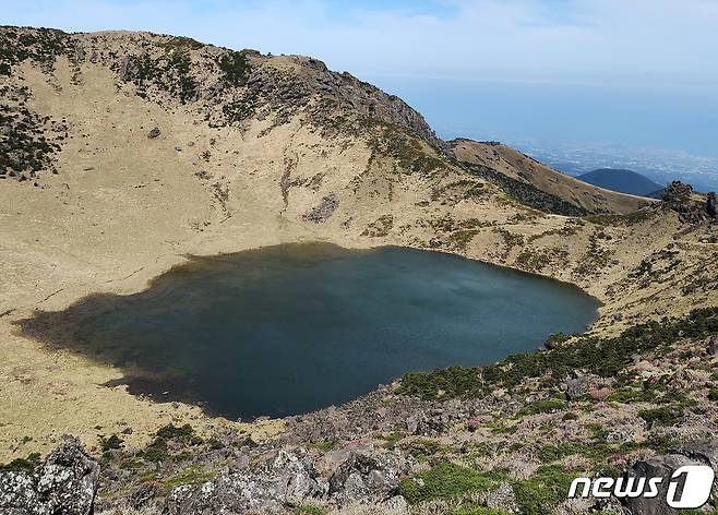 8일 한라산 백록담에 물이 가득 차 있다. 중국 내륙에서 동진하는 저기압의 영향으로 제주에 비가 내리기 시작한 지난 3일부터 7일까지 닷새간 한라산 삼각봉에는 1035.5㎜, 윗세오름에는 641㎜의 물폭탄이 쏟아졌다.(강영근 사진작가 제공)2023.5.8./뉴스1 ⓒ News1 오미란 기자