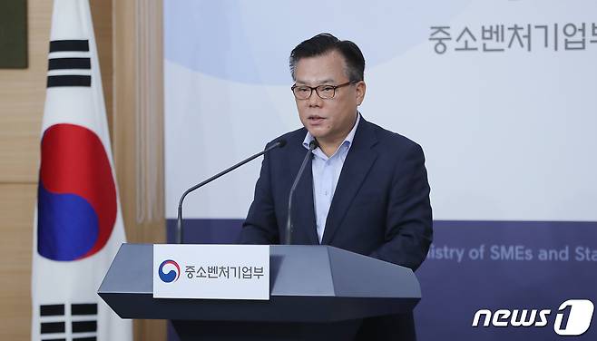 이재홍 중소기업기술정보진흥원장이 30일 오전 서울 종로구 세종대로 정부서울청사 별관 브리핑실에서 투자유치 프로그램 '2020 TechUP' 운영 계획을 발표하고 있다. 2020.7.30/뉴스1 ⓒ News1 구윤성 기자