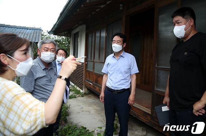 강진원 강진군수(오른쪽 두번째)가 빈집을 살펴보고 있다. ⓒ News1