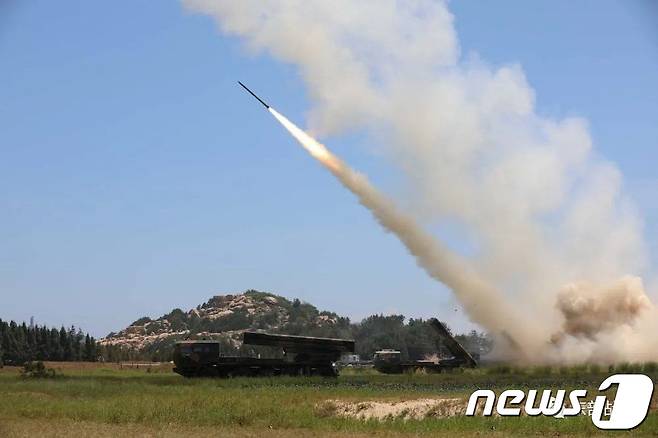 중국 인민해방군 동부전구(사령부)가 미공개 장소에서 대만해협을 향해 장거리 실탄 훈련을 하고 있다. 2022.8.5 ⓒ 로이터=뉴스1 ⓒ News1 정윤미 기자