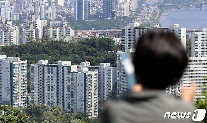 서울 중구 남산 전망대를 찾은 관광객들이 도심 속 아파트 단지를 바라보고 있다. 2023.5.14/뉴스1 ⓒ News1 장수영 기자