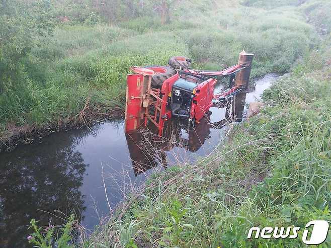 추락한 트랙터.(경기도소방재난본부 제공)