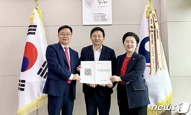 홍남표 경남 창원시장(왼쪽)과 김영선 국회의원(오른쪽)이 19일 원희룡 국토부장관을 만나 창원권 개발제한구역에 대한 전면 해제를 건의하고 함께 기념사진을 찍고 있다.(창원시 제공)