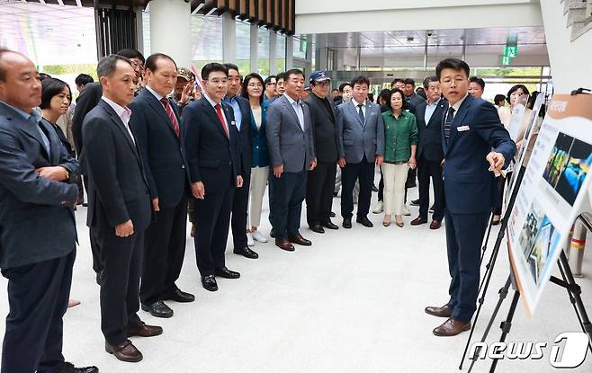 병영체험관 준공식에서 내빈들이 관계자의 설명을 듣고 있다. (계룡시 제공) /뉴스1