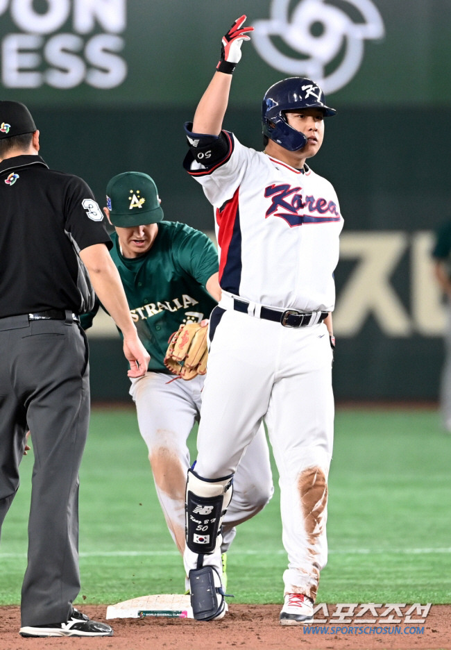 2023 월드베이스볼클래식(WBC) B조 1차전 한국과 호주의 경기가 9일 일본 도쿄돔에서 열렸다. 7회말 한국 강백호가 2루타를 친 후 기뻐하고 있다. 호주 2루수 글렌디닝은 환호하던 강백호에 태그를 계속 이어갔고 비디오 판독 결과 아웃이 선언됐다. 도쿄(일본)=허상욱 기자wook@sportschosun.com/2023.03.09/