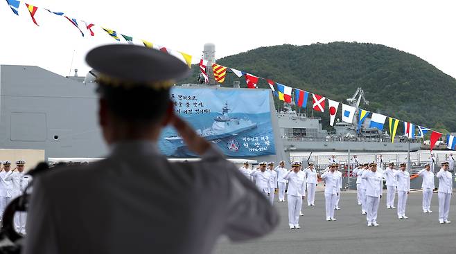 김명수 해군작전사령관이 19일 오후 경남 창원시 진해구 진해 군항에서 열린 해군 신형 호위함 천안함(FFG-826) 취역식에서 경례하고 있다. /연합뉴스