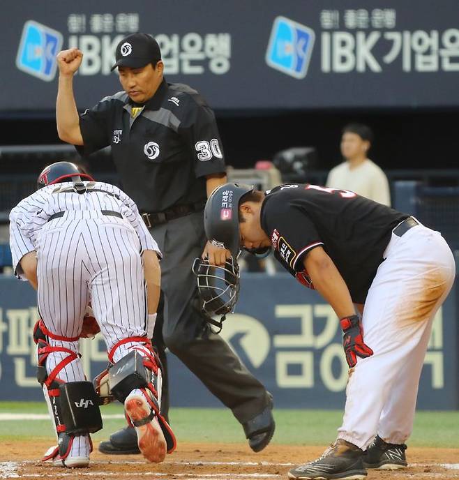 본헤드 플레이 저지른 강백호. ⓒ 뉴시스