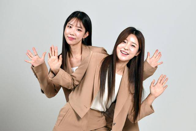 산후조리원에서 만난 인연으로 '전국노래자랑'에 함께 출연해 시청자를 사로잡은 이보미(왼쪽)씨와 곽은진씨가 16일 서울 중구 한국일보사에서 방송에서 함께 부른 '평행선' 춤동작을 취하며 사진을 찍고 있다. 이날 두 사람은 지난 2월 '전국노래자랑'에서 입은 무대 의상을 그대로 입고 왔다. 안다은 인턴기자