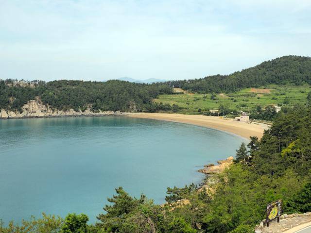 전남 완도군 생일도 금곡해수욕장은 길이 500m, 너비 50m가량으로 작고 아담하지만, 곱고 부드러운 모래와 서남해안에서 보기 드물 정도로 깨끗한 물로 유명하다. 완도=정광진 기자
