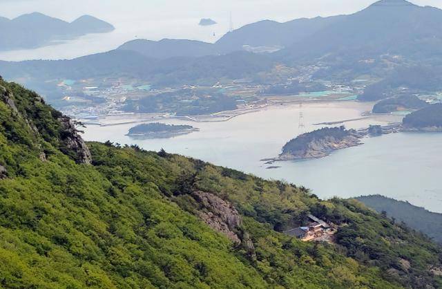 전남 완도군 생일도 백운산 중턱에 자리 잡은 학서암에서 본 풍경이 빼어나다. 완도=정광진 기자