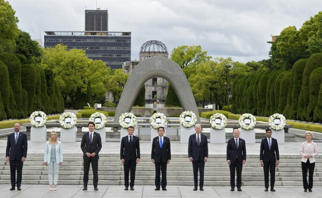 주요 7개국(G7) 정상회의 개막일인 19일 G7 정상들이 일본 히로시마 평화기념공원 위령비 앞에서 헌화한 뒤 기념촬영을 하고 있다. 왼쪽부터 샤를 미셸 유럽연합(EU) 정상회의(이사회) 상임의장, 조르자 멜로니 이탈리아 총리, 쥐스탱 트뤼도 캐나다 총리, 에마뉘엘 마크롱 프랑스 대통령, 기시다 후미오 일본 총리, 조 바이든 미국 대통령, 올라프 숄츠 독일 총리, 리시 수낵 영국 총리, 우르줄라 폰데어라이엔 EU 집행위원장. 히로시마=EPA 연합뉴스