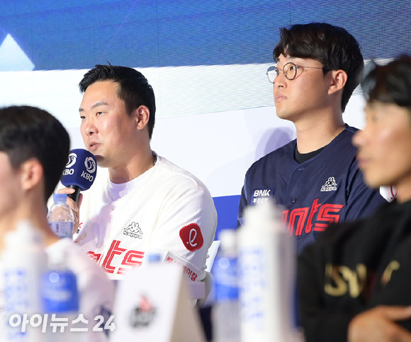 30일 오후 서울 한남동 그랜드하얏트서울 그랜드볼룸에서 열린 2023 KBO 미디어데이에 롯데 주장을 맡고 있는 안치홍과 박세웅(오른쪽)이 취재진 질문에 대답하고 있다. [사진=정소희 기자]