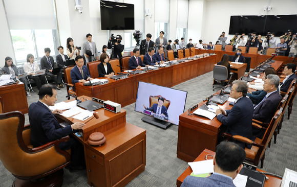 변재일 국회 윤리특별위원회 위원장이 지난 17일 국회에서 열린 윤리특별위원회 전체회의에서 의사봉을 두드리고 있다.  [사진=뉴시스]