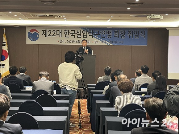 19일 열린 제22대 한국실업탁구연맹 회장 취임식에서 이병배 회장이 취임사를 진행하고 있다. [사진=이윤 기자]