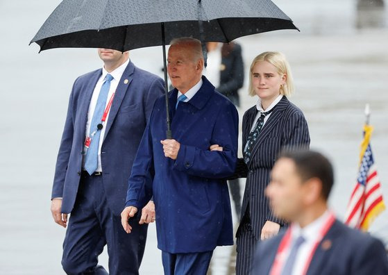 일본 히로시마에서 열리는 G7 정상회의에 참석하기 위해 일본을 방문한 조 바이든 미국 대통령이 손녀와 함께 18일 일본 이와쿠니 미 해군 기지에 도착했다. [로이터=연합뉴스]