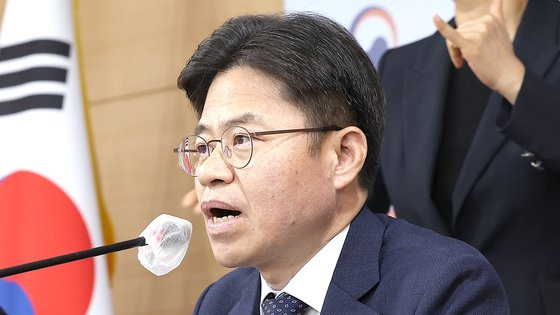 19일 오전 정부서울청사에서 후쿠시마 원전 오염수 전문가 현장시찰단 구성과 관련한 발표 기자회견에서 전문가 시찰단장인 유국희 원자력안전위 위원장이 발언하고 있다.연합뉴스