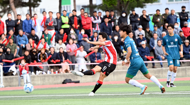 ▲ 19일 강릉 주문진 강북구장에서 열린 금강대기 전국고등학교 축구대회 준결승전 강릉중앙고와 경기 평택fc의 경기에서 양정훈 (강릉중앙고)이 슛을 날리고 있다. 서영