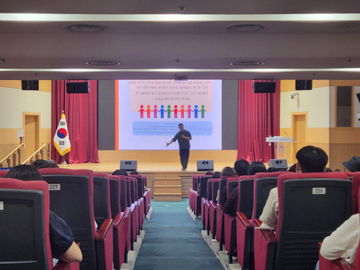 19일 정강준 한국양성평등교육진흥원 4대 폭력 통합강사가 수원특례시청 대강당에서 공직자를 대상으로 ‘2023년 4대 폭력 예방교육’을 진행하고 있다. 수원특례시 제공